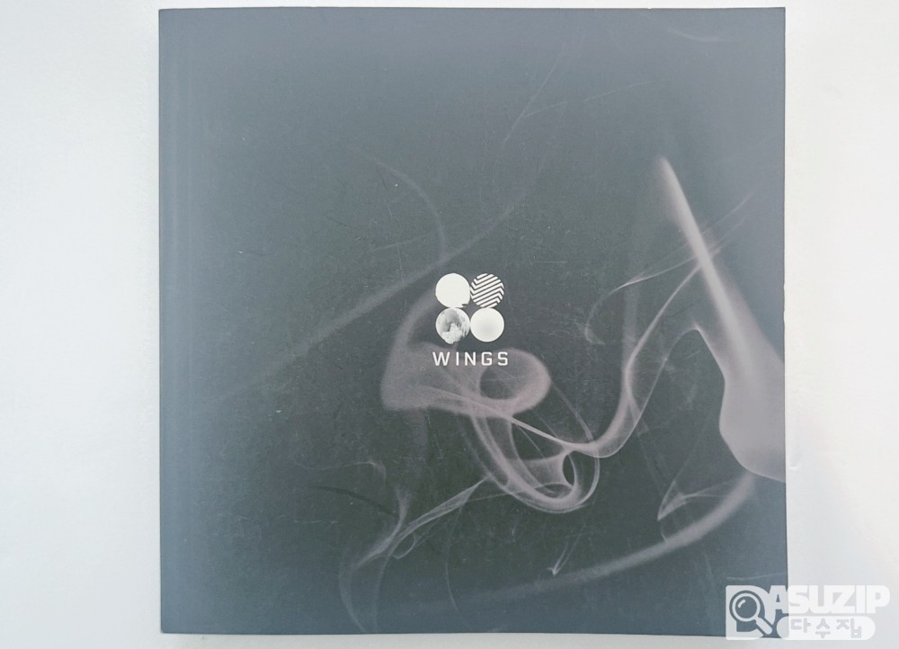 방탄소년단의 두 번째 정규 앨범인 'WINGS'